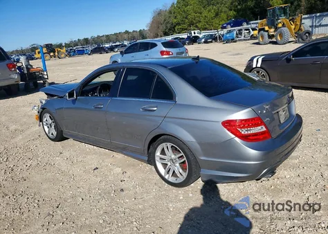 2012 Mercedes-Benz C 300 4Matic z USA, uszkodzony, nr VIN WDDGF8BB6CR231484
